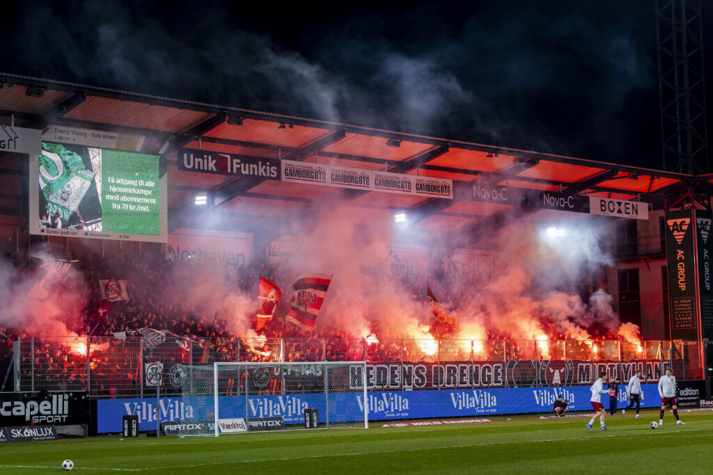 FCM-fans med tifo inden kampen mod Viborg