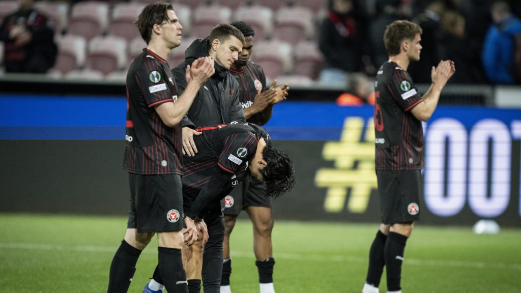 FC Midtjylland-spillere klapper af fansene