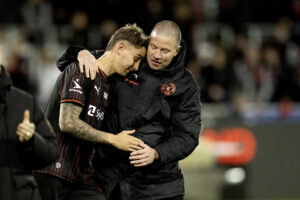 Mike Tullberg krammer Andreas Maxsø efter sejren over FCK i Superligaen den 11. oktober 2026.