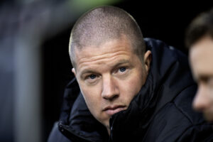 Mike Tullberg på FCM's bænk mod FCK.