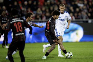 Andreas Cornelius for FCK i duel med FCM's David Martinez i Superligaopgøret den 11. oktober 2026.