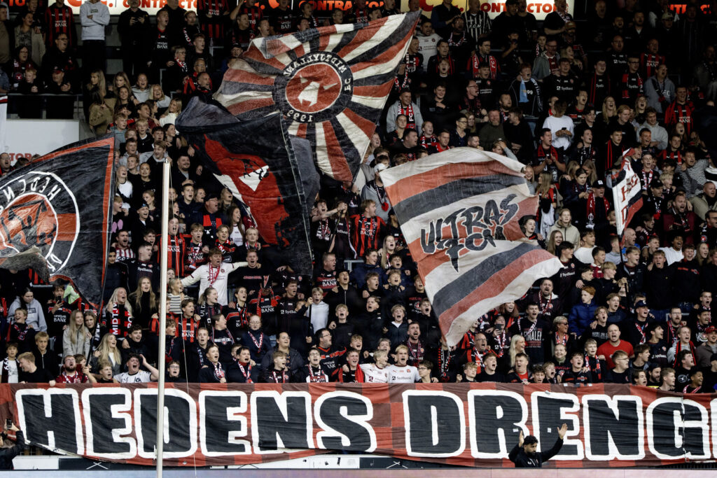 Et billede af FCM-fans på tribunen.