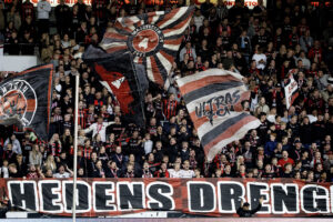Et billede af FCM-fans på tribunen.