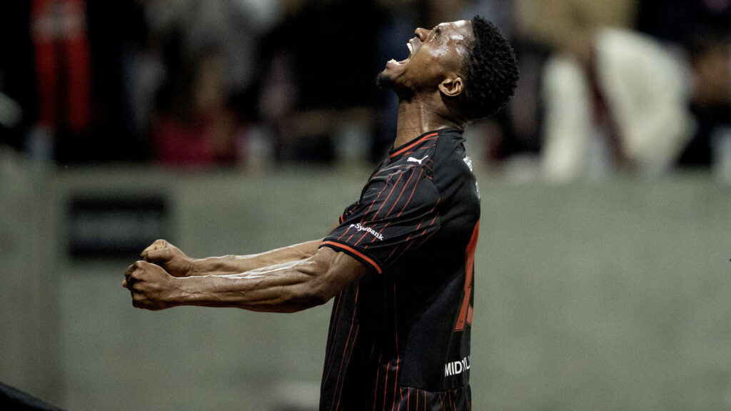Friday Etim fejrer en scoring for FC Midtjylland