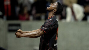 Friday Etim fejrer en scoring for FC Midtjylland