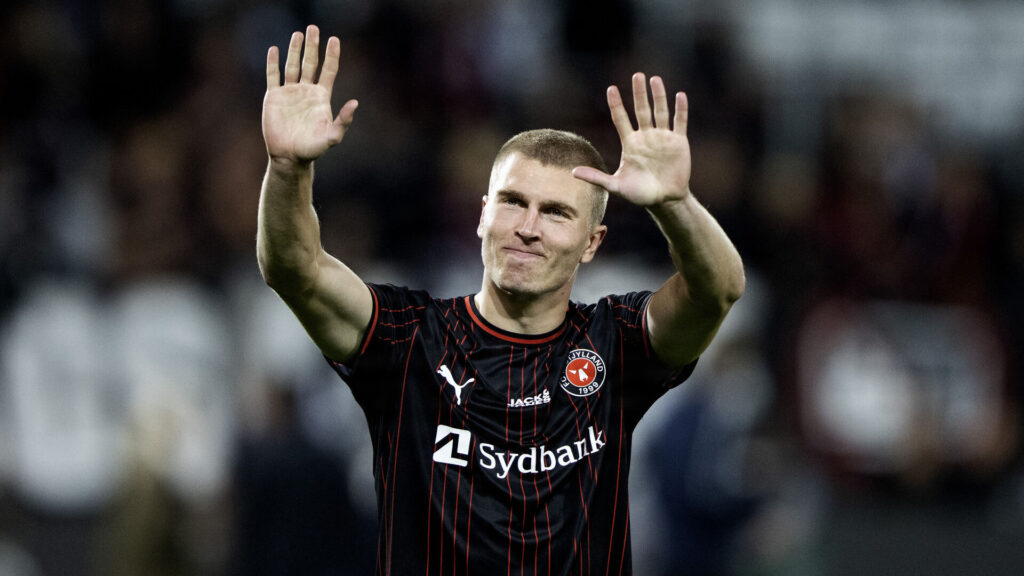 Rasmus NK vinker.