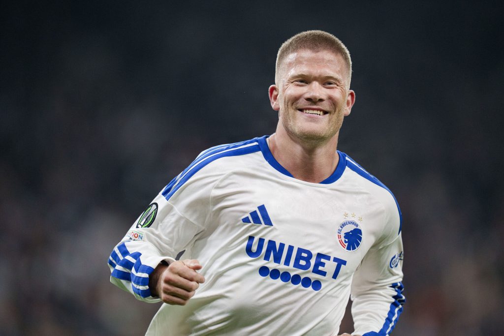 Andreas Cornelius smiler.