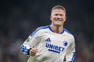 Andreas Cornelius smiler.
