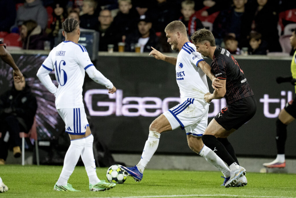 Andreas Cornelius for FC København i duel med FC Midtjyllands Andreas Maxsø i Superligaopgøret den 11. oktober 2026.