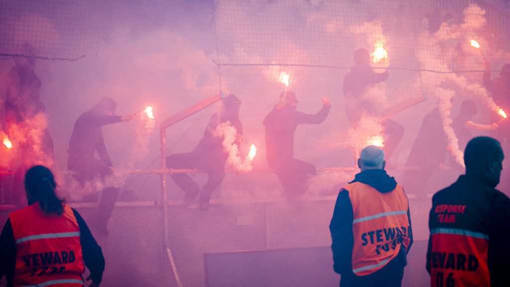 FCK-fans affyrer pyroteknik under derby-kampen mod Brøndby IF