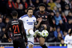 Thomas Delaney i kamp om bolden mod Philip Billing.