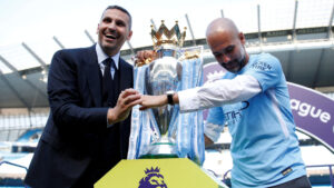 Manchester Citys cheftræner Pep Guardiola med trofæet sammen formand i klubben Khaldoon Al Mubarak