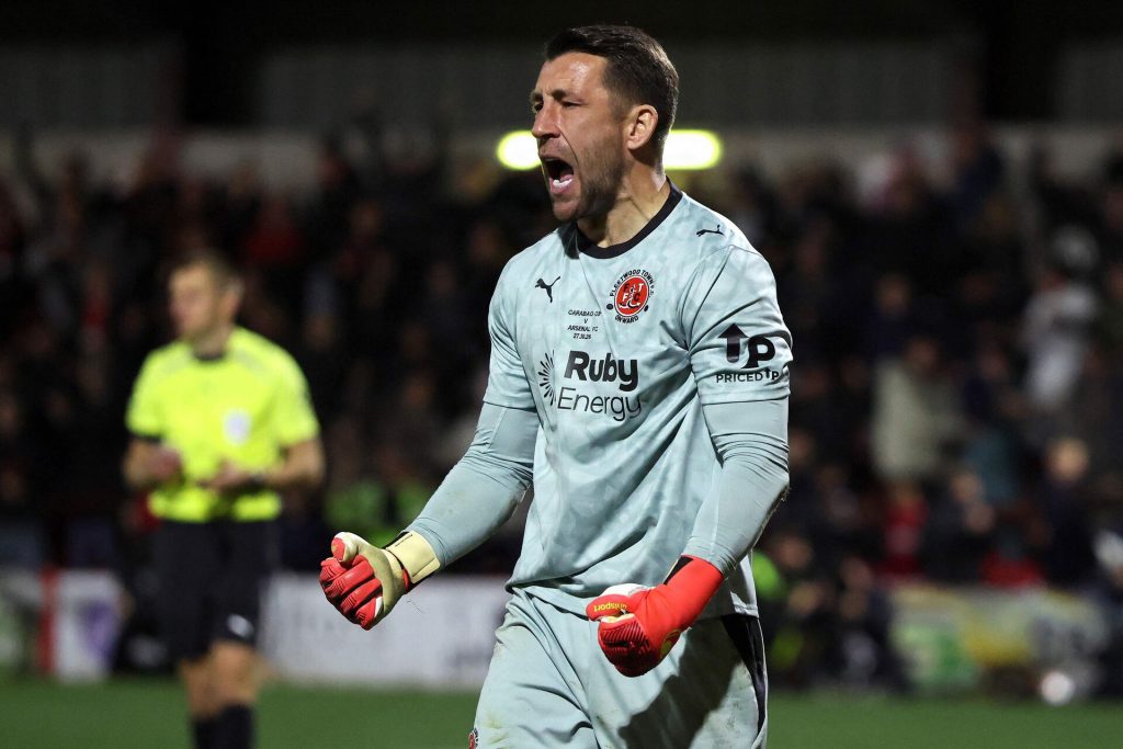 Jay Lynch jubler vildt efter en redning mod Arsenal.