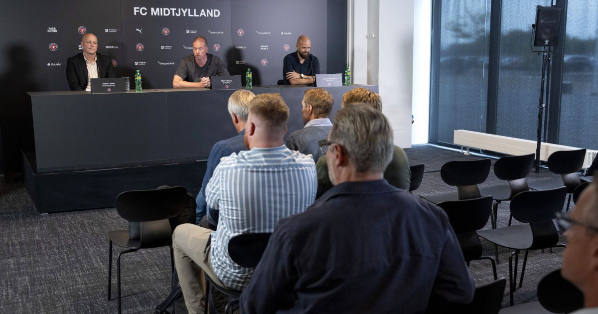 LIVE: CL-vinder jagter FCM-rekordsalg Fodbolddirektør Jacob Larsen, cheftræner Mike Tullberg og sportschef Kristian Bach Bak på scenen - FC Midtjylland holder pressemøde, hvor Mike Tullberg præsenteres som ny træner, Herning, Danmark, tirsdag den 2. september 2025.