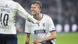 Frederik Tingager fejrer en scoring med Arnstad