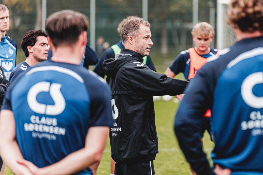 Hjalte Bo Nørregaard styrer Esbjergs træning.