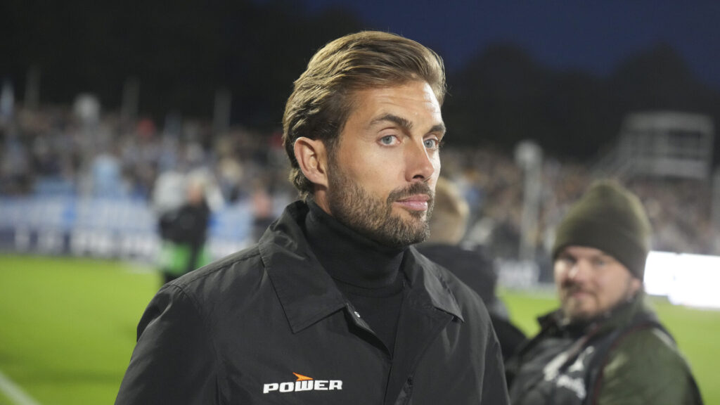 Jakob Poulsen på sidelinjen til en AGF-kamp.