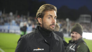 Jakob Poulsen på sidelinjen til en AGF-kamp.