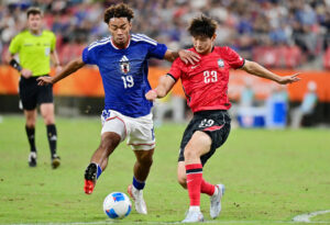 AaB-angriber Brian Nwadike i duel om bolden i finalen mellem Japan og Sydkorea
