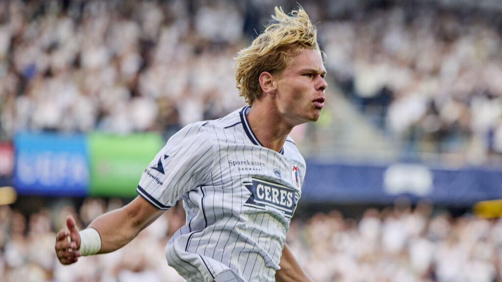 Frederik Emmery fejrer en scoring i AGF's hjemmebanekamp mod Lech Poznan
