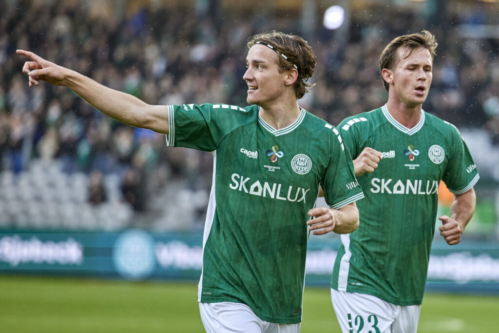 Mads Søndergaard der peger efter en scoring. Bundgaard kan ses i baggrunden