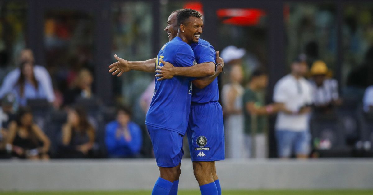 LIVE: Afsked på sociale medier: Er det slut nu? Jun 18, 2022; Miami, FL, USA; Nani (left) hugs Cafu after scoring in the first half during The Beautiful Game exhibition match at DRV PNK Stadium. Mandatory Credit: Sam Navarro-USA TODAY Sports