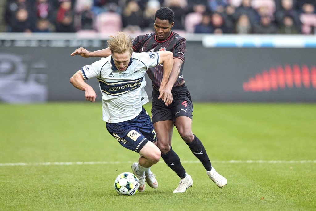 Lyngbys Simon Colyn og FC Midtjyllands Ousmane Diao i duel i Superligakampen den 25. oktober 2026. 