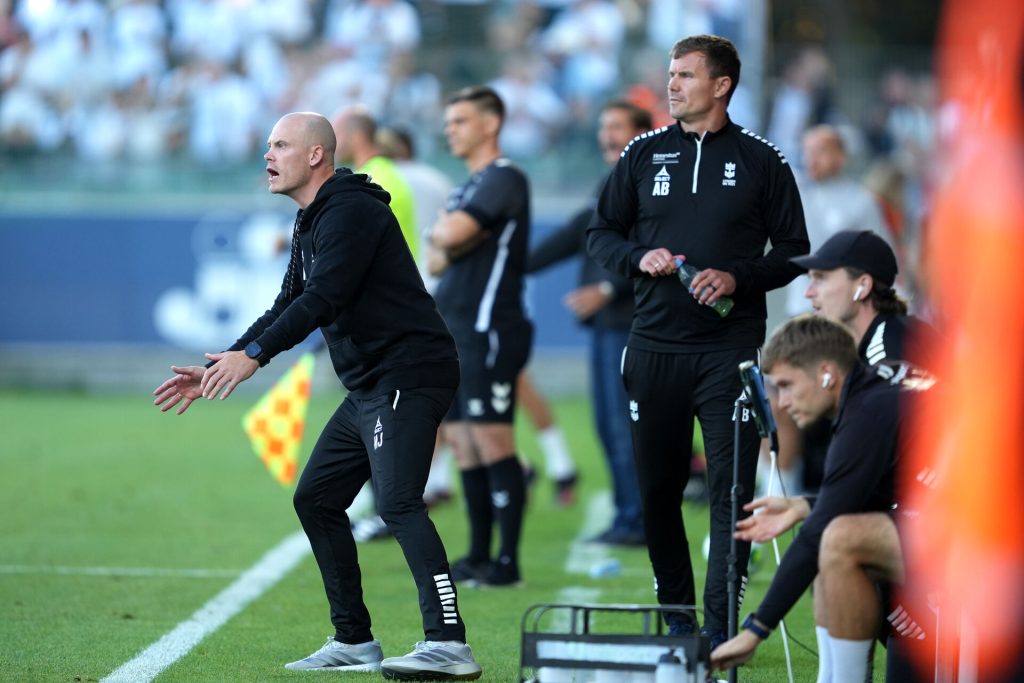 Lyngby Boldklubs cheftræner Mikkel Jespersen og Andreas Bjelland under Superligakampen mellem Lyngby og AGF den 1. august 2026.
