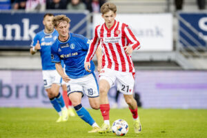 Mads Bomholt i aktion for AaB mod Lyngby.