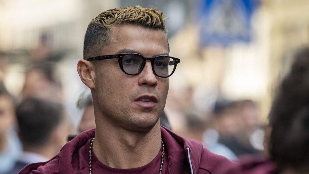 Cristiano Ronaldo bærer solbriller.