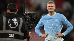 Erling Haaland med selvtilfreds ansigtsudtryk.