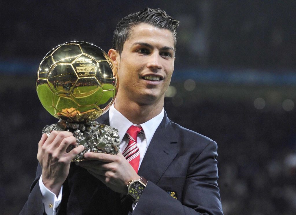 Cristiano Ronaldo med sin Ballon d'Or.