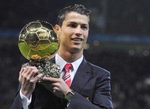 Cristiano Ronaldo med sin Ballon d'Or.