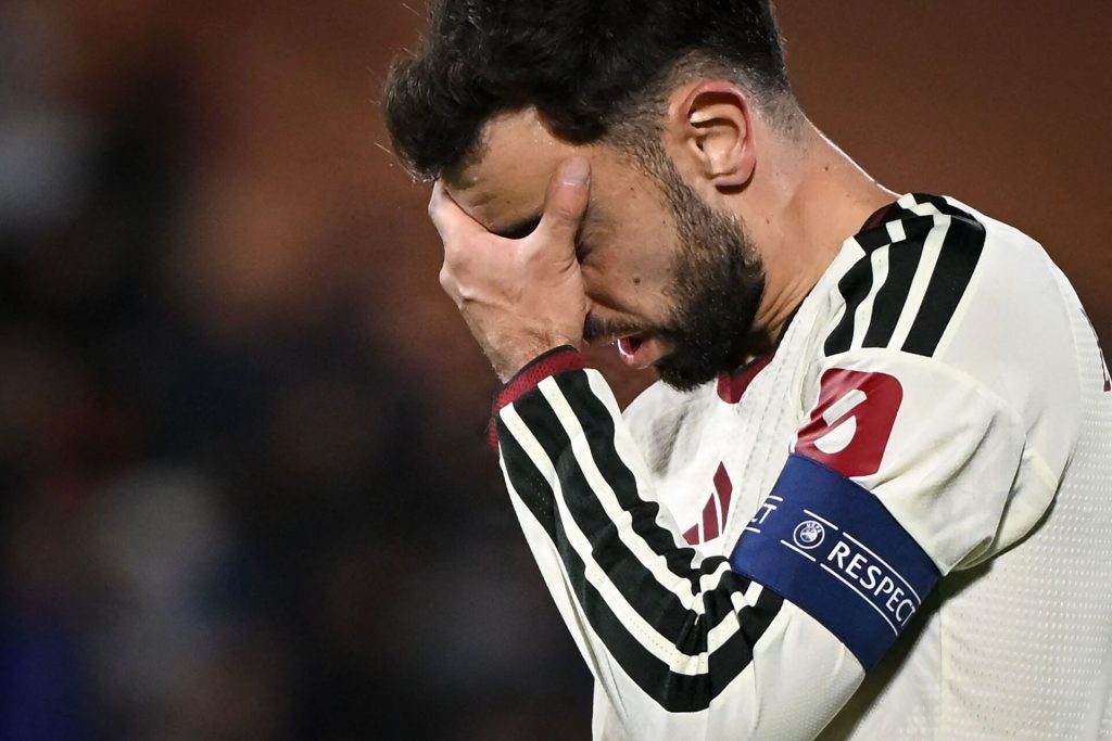 Bruno Fernandes med hænderne i ansigtet.