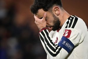 Bruno Fernandes med hænderne i ansigtet.