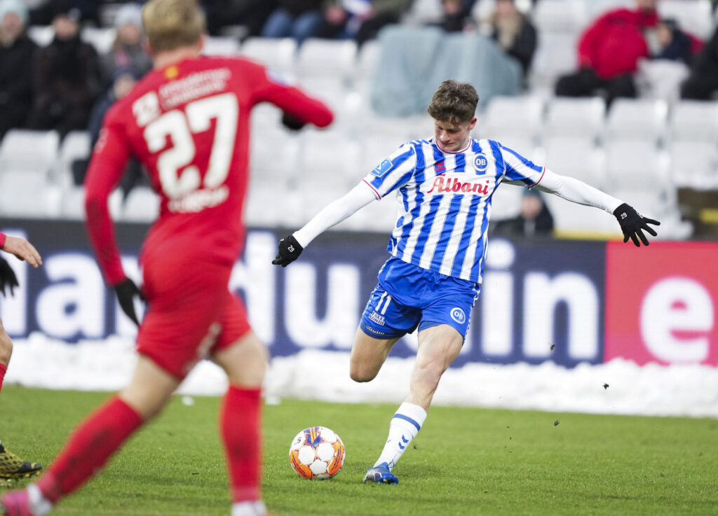 Markus Jensen sparker til bolden.