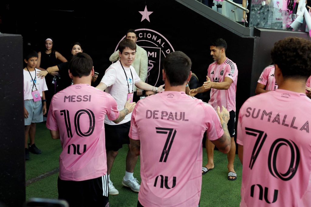 Lionel Messi, Rodrigo De Paul, Luiz Suarez og Sumala hilser på børnene på vej ind på Nu Stadium den 20. oktober 2026.