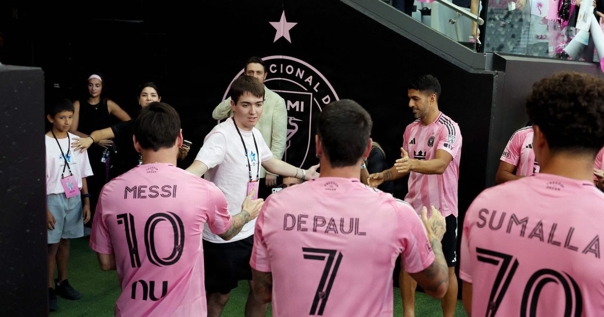 Messi opfylder stor drøm for syge børn Foto: Photo by Leonardo Fernandez 