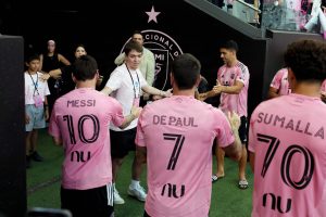 Lionel Messi, Rodrigo De Paul, Luiz Suarez og Sumala hilser på børnene på vej ind på Nu Stadium den 20. oktober 2026.