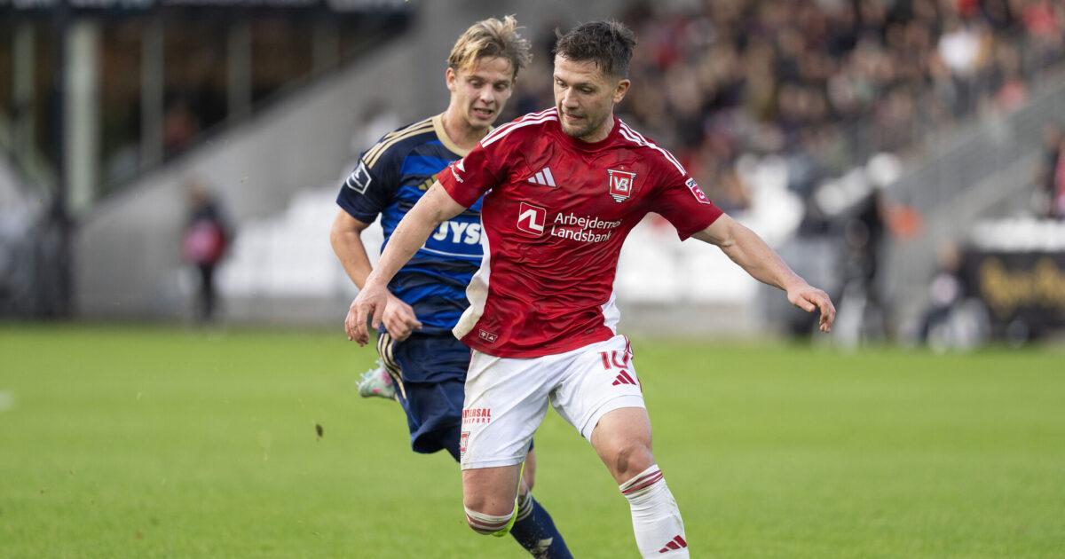 Scorede et drømmemål: Svært for målmanden Foto: Frank Cilius/Ritzau Scanpix
