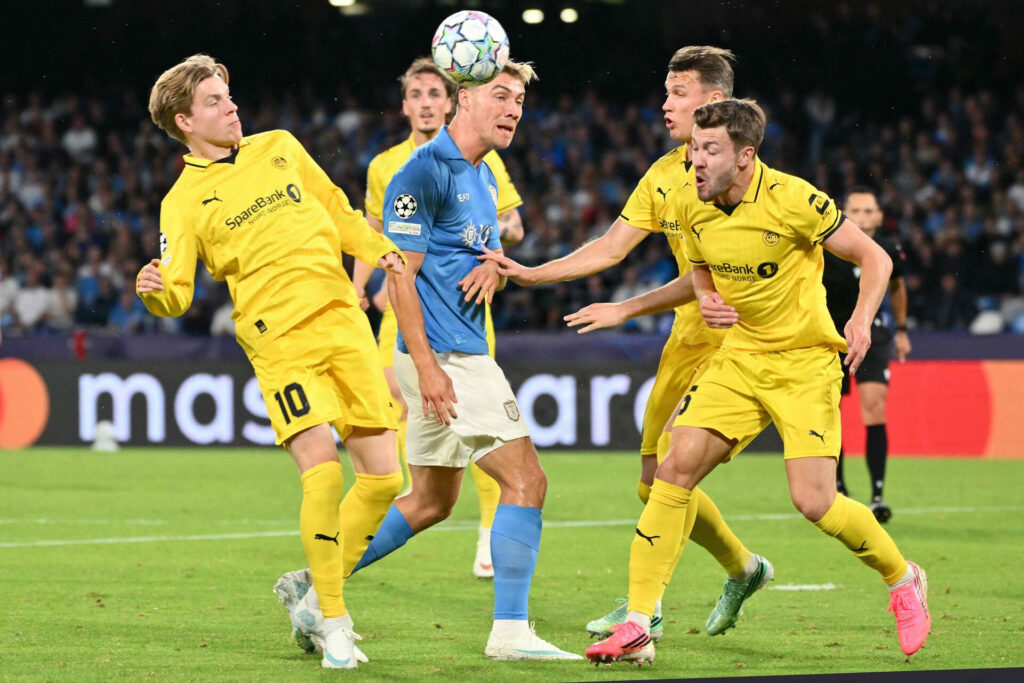 Napolis Rasmus Højlund omringet af fire Bodø Glimt-spillere under Champions League-kampen den 20. oktober.