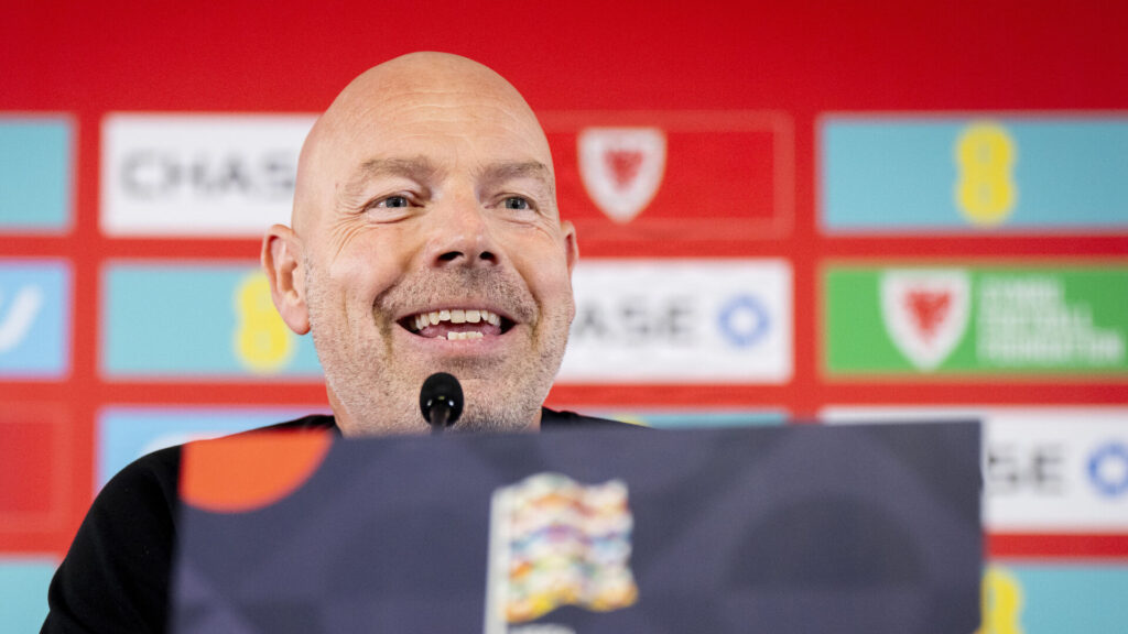 Brian Riemer på Danmarks pressemøde inden kampen mod Wales.