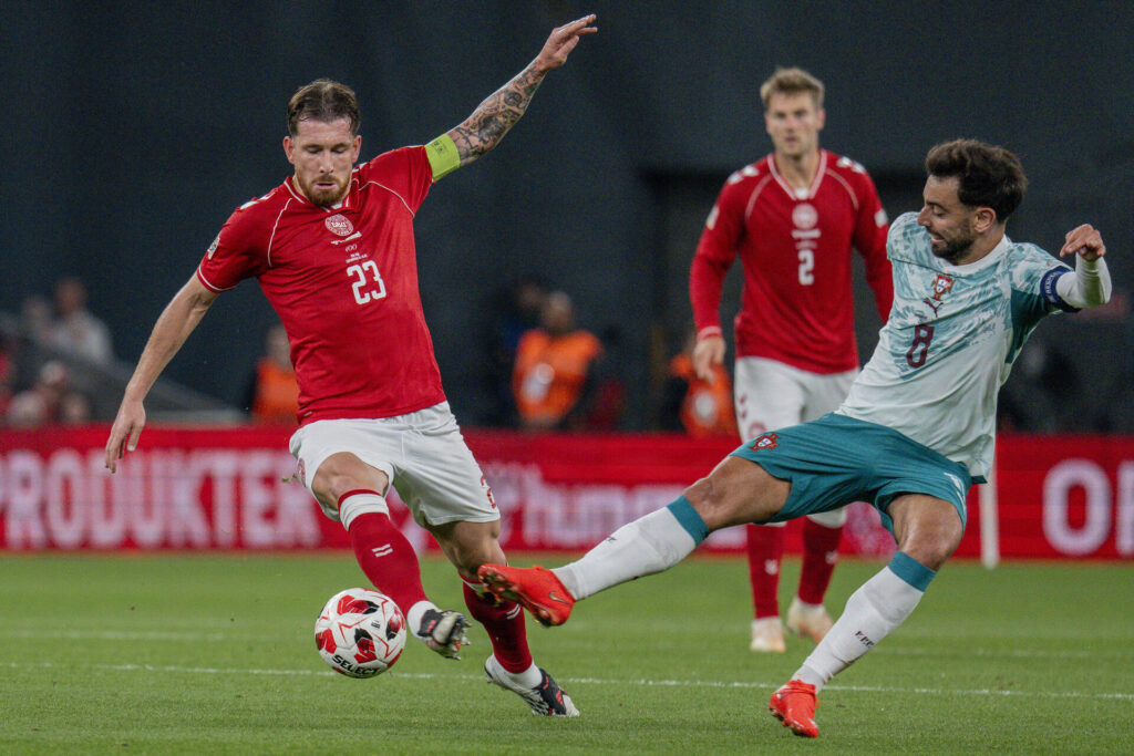 Pierre-Emile Højbjerg i duel med Bruno Fernandes under Danmarks opgør mod Portugal i Nations League den 1. oktober 2026.