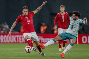 Pierre-Emile Højbjerg i duel med Bruno Fernandes under Danmarks opgør mod Portugal i Nations League den 1. oktober 2026.