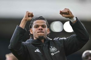 William Osula jubler til fansene efter Premier League-opgøret mod Crystal Palace den 25. oktober 2026.