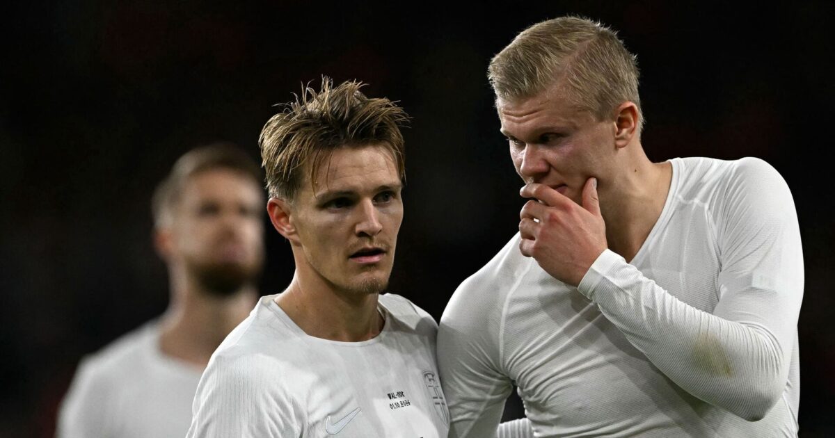 Rødt kort og frisparksmål: Norge dummer sig i Wales Foto: Photo by Glyn KIRK 