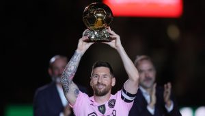Lionel Messi med Ballon d'Or-trofæet