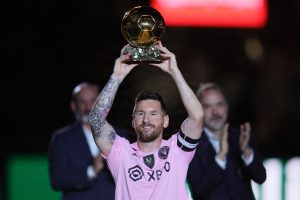 Lionel Messi med Ballon d'Or-trofæet.