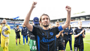 Rasmus Falk jubler.