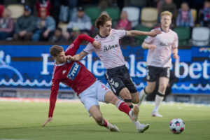OBs Anssi Suhonen og Silkeborg IFs Pedro Ganchas